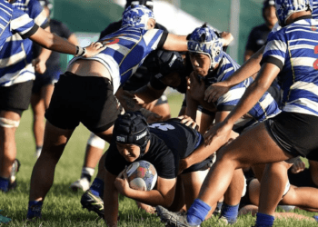 宿敵對決勝出 竹圍高中橄欖球隊奪冠 侯友宜送培訓金