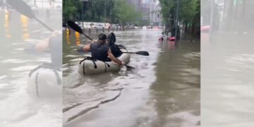 影音/成都、重慶暴雨大淹水 民眾大馬路上划獨木舟
