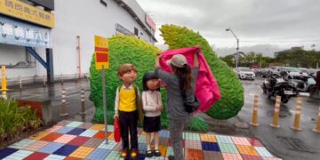 影音/颱風北上 宜蘭幾米廣場人偶穿帆布套防颱