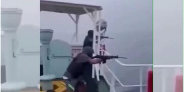 影音/印度洋貨船與索馬利亞海盜駁火 實況全都錄