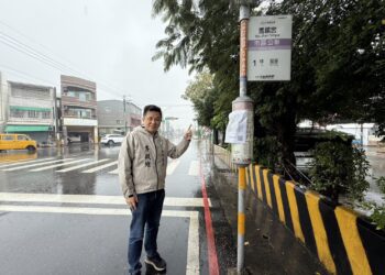 議員李啟維建議灣裡明興路1號公車牌和32號高鐵公車共構獲認同