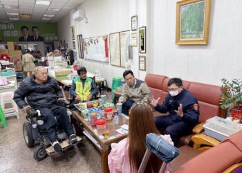 身障人士向議員李啟維反應領彩卷造成的交通問題政府應有配套