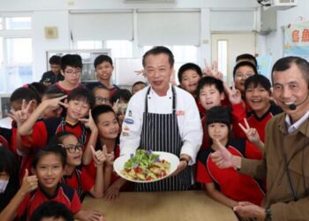 嘉縣校園推廣食魚教育　翁章梁與學童體驗炸烏魚