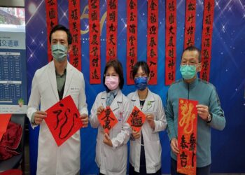 影音／秀傳舉辦「新春福龍送吉祥-春聯揮毫」　院長黃士維春聯揮毫民眾爭相索取