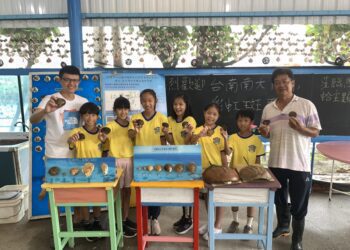 蛤？這是蝦咪貨！ 小學生抓白蝦摸馬蹄蛤