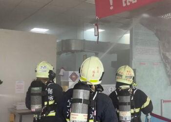 影音/餐廳排油煙機冒煙起火 礁溪玉里橋頭臭豆腐火警