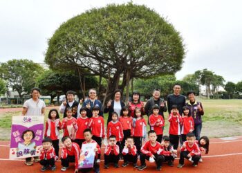 王惠美視察關心舊館國小相關建設　化身縣長媽咪為小朋友講故事