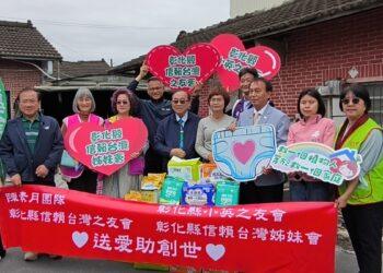 影音/縣長候選人陳素月挽袖為臥床阿嬤擦拭身體 助創世守護植物人家庭