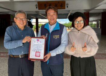 暖心應援四維高中男女籃球隊　魏嘉賢與籃委會主委劉原良致贈小點心祝福