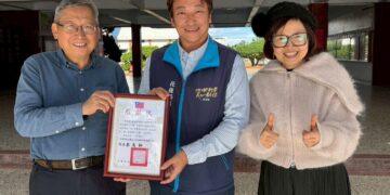 暖心應援四維高中男女籃球隊　魏嘉賢與籃委會主委劉原良致贈小點心祝福