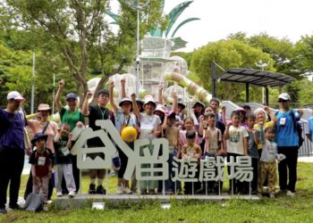 祖孫一起「谷溜」趣！中市建設局辦鰲峰山走讀　引領探索34道溜滑梯、感受城市美學