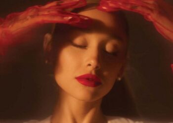 「空姐」發威！流行天后亞莉安娜空降告示牌雙冠軍 98 歲外婆傳授感情妙招意外創紀錄