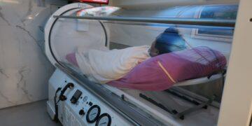 左耳突悶塞誤為感冒 竟是「耳中風」 醫師高壓氧輔助搶回聽力