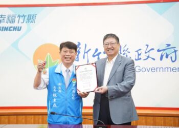 竹縣衛生局長殷東成榮獲衛福部「衛生福利專業獎章」 楊文科讚：翻轉地方醫療量能的關鍵推手