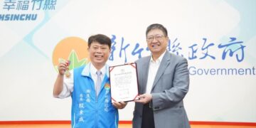 竹縣衛生局長殷東成榮獲衛福部「衛生福利專業獎章」 楊文科讚:翻轉地方醫療量能的關鍵推手