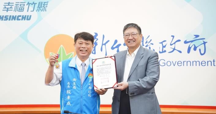 竹縣衛生局長殷東成榮獲衛福部「衛生福利專業獎章」 楊文科讚：翻轉地方醫療量能的關鍵推手