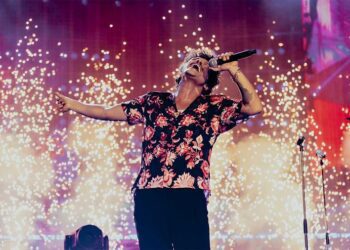 火星人布魯諾驚創「世運單場人次最高」突改歌詞 秀中文大撩「寶貝 我好想你」