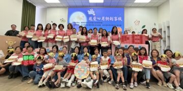 影音/中秋送愛心不缺席 羅金珠募集520盒愛心月餅送到520戶扶助家庭手中