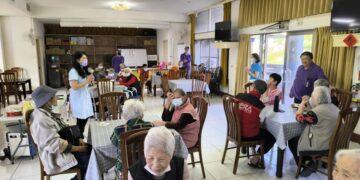 榮家住民參與非藥物治療活動 手作聖誕祝福禮盒花卡感受節慶