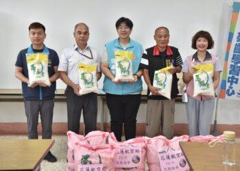 花蓮航空站敦親睦鄰　捐贈白米照顧弱勢戶