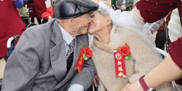 相守一甲子愛如藍寶石  榮家住民65周年紀念婚禮溫馨登場 