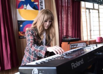 香港歌壇天后謝安琪拋開天后形象 《4拍4家族》染金髮大扮搖滾師奶