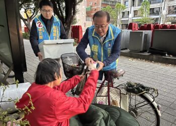 冷風嗖嗖　楊曜聰寒冬送湯圓溫暖街友