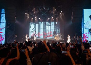 康士坦的變化球「眠月線」演唱會首度前進馬來西亞 全場集體大合唱 驚呼：「這樣真的可以嘛！謝謝你們的愛！」