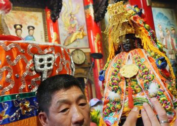 大甲媽起駕遶境賜福 黃國榮、韓國瑜恭請媽祖上轎祈求台灣國泰民安