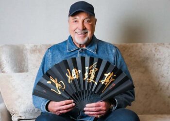 「封爵」級歌王Tom Jones 湯姆瓊斯 寶刀未老 開心揮扇登台 3/12登台北TICC 磅礴開唱