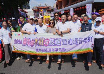 吃粽子配麻芛湯！台中南屯端午萬人踩街 穿木屐「躦鯪鯉」喚醒穿山甲