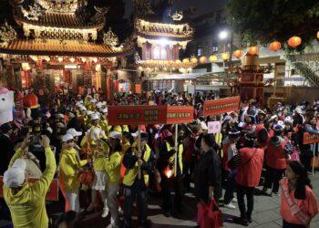 新莊廟街沸騰！元宵踩街規模創新高 區長化身「財神爺」發糖祝馬到成功