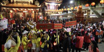 新莊廟街沸騰！元宵踩街規模創新高 區長化身「財神爺」發糖祝馬到成功