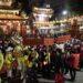 新莊廟街沸騰！元宵踩街規模創新高 區長化身「財神爺」發糖祝馬到成功