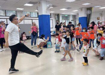 新北愛小孩！板橋北區托育中心推融合教育 四維公園親子同樂熱翻天