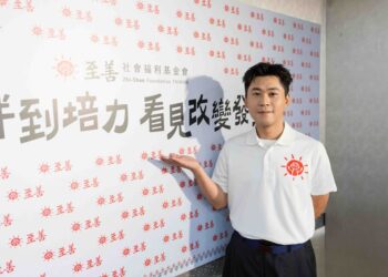 從受助到助人 黃迪揚化身至善愛心大使 與蝙蝠俠、草帽約定 陪伴孩子成長