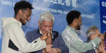 國際跑者體驗客家文化！2026 萬金石馬拉松歡迎會登場 擂茶儀式象徵旗開得勝