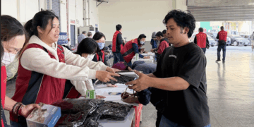 不只禦寒物資!新北市勞工局結合義診、義剪、按摩 讓外籍漁工感受濃濃台灣人情味