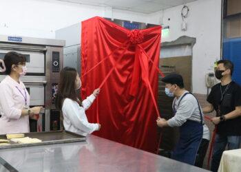 事業有成回饋故里 送電烤爐助愛工坊