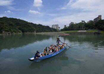 搭搖槳船看螢火蟲！碧潭「擺渡賞螢趣」浪漫回歸 深度解說探索星光森林