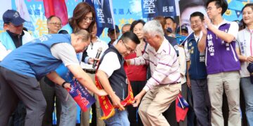 父親曾不敢說兒子是議員 今親披彩帶支持吳旭智:八年來服務的心沒有變