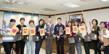 迎接專屬女性38婦女節到來 芳苑分局長致贈甜蜜賀禮