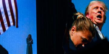 白宮記者晚宴驚魂：川普致詞突遭槍響中斷 特勤局緊急撤離總統