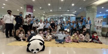 醫院大廳變身即興劇場！孩子不只看戲，還能和演員一起玩、一起創作