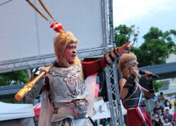 踩街嘉年華引爆鐵花路！蘭嶼小飛魚甩髮舞、寶桑國中神曲吸千人