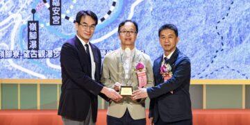 新北觀旅局奪金石獎雙項殊榮 展現空間轉型實力 於市政會議呈獻獎盃