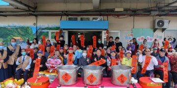 慈濟功德會與月光寺送暖心臘八粥 祝福花蓮榮家長輩十全十美迎新年