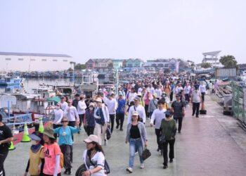 減碳呼吸健走趣 花蓮漁港現人潮