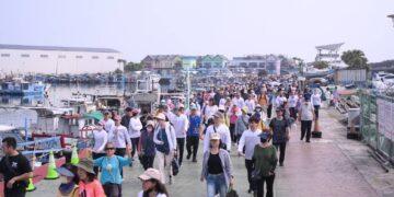 減碳呼吸健走趣 花蓮漁港現人潮