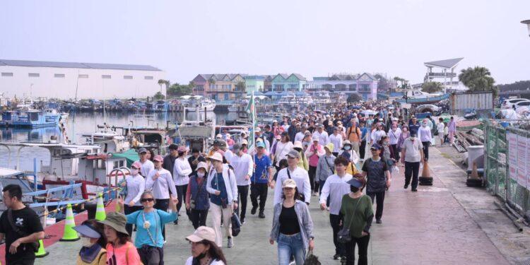 減碳呼吸健走趣 花蓮漁港現人潮